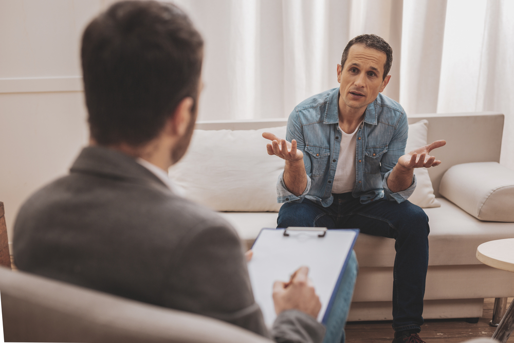 man discussing signs of benzo addiction with his therapist